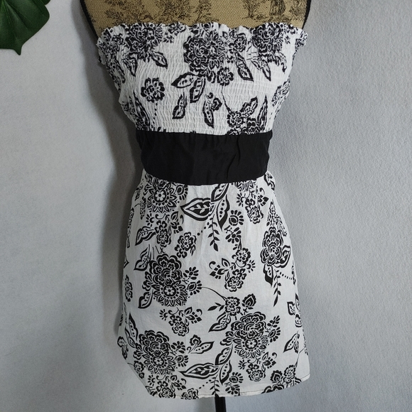 She's Cool Strapless Top - Picture 1 of 6